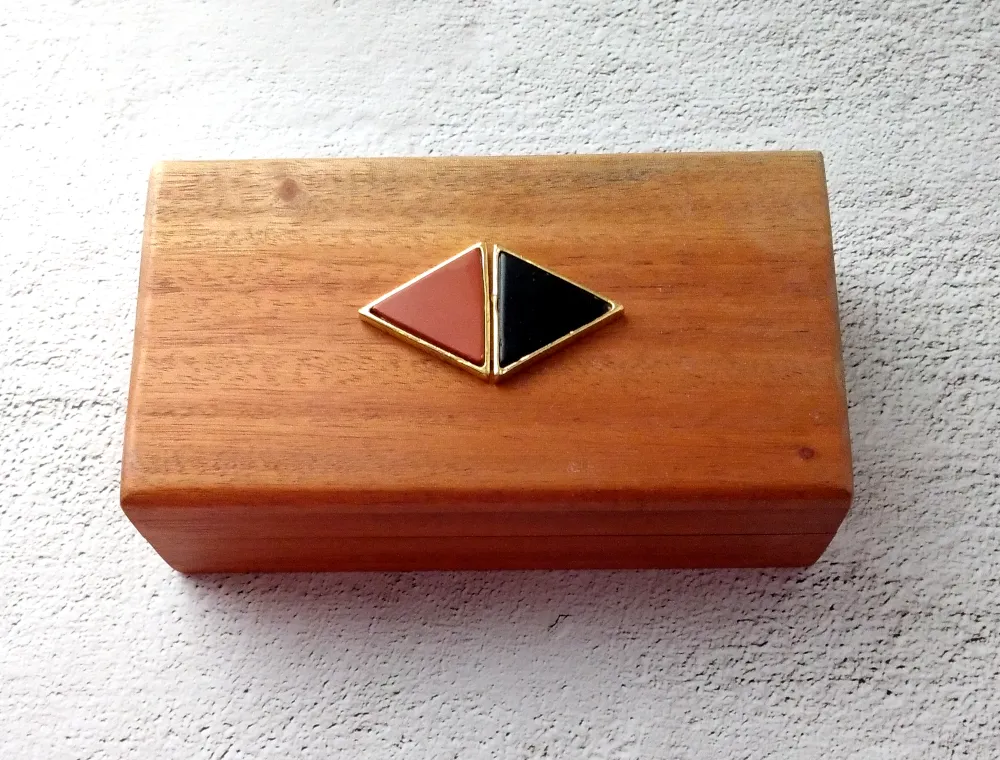 Red Jasper and Black Agate Mahogany Box